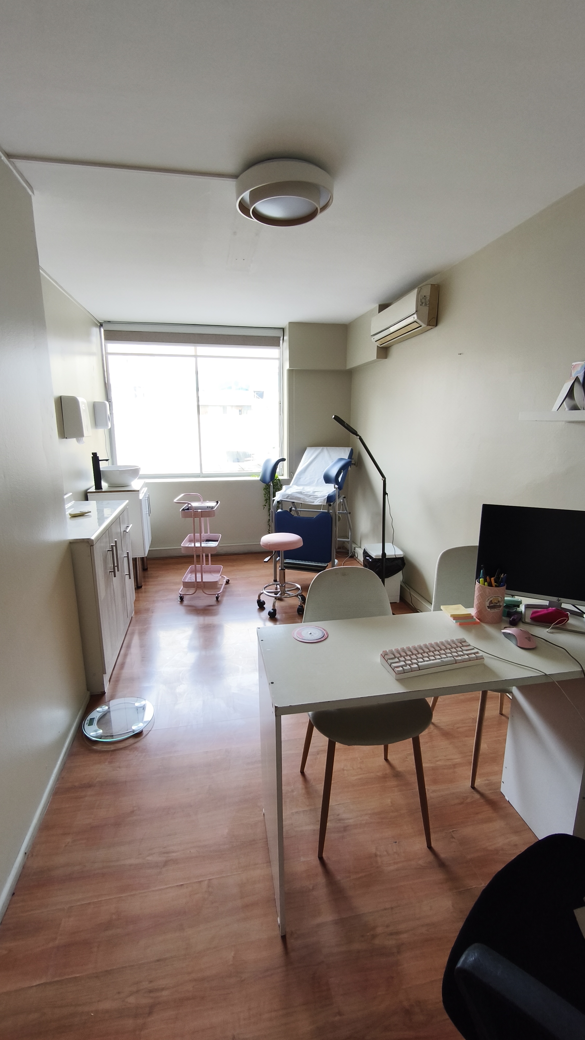 Detalles de nuestra consulta y escritorio médico
